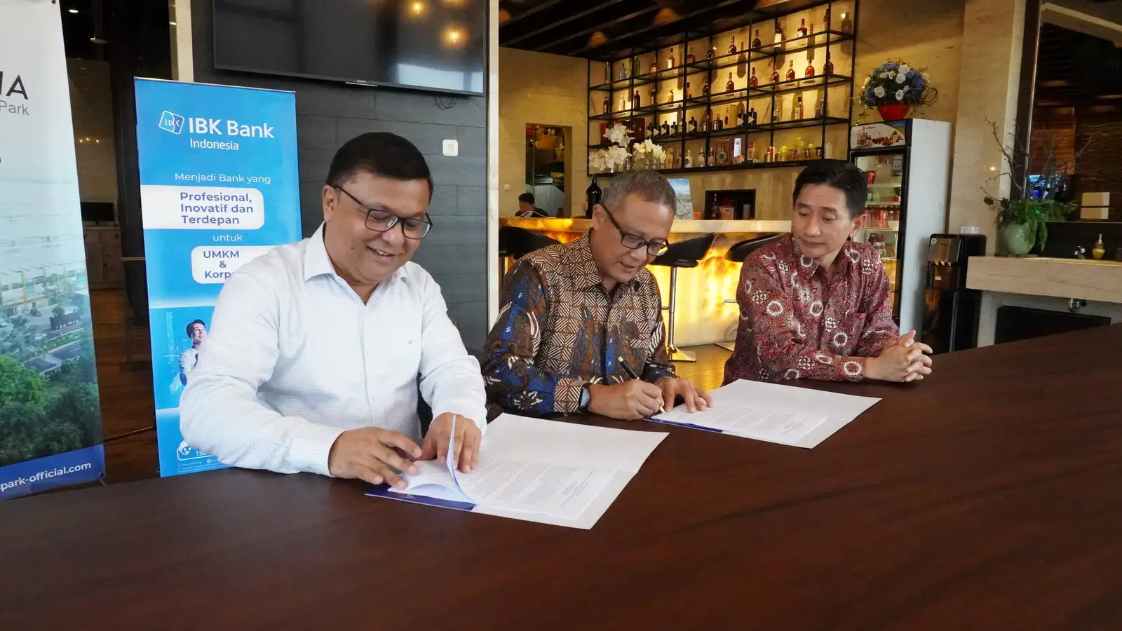 Penandatanganan Kerjasama Pemberian Fasilitas Kredit Pembiayaan Pergudangan, Ruko dan Tanah Kavling antara PT. Bangun Laksana Persada dengan Bank IBK Indonesia